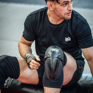 Strapazierfähige Phantom Athletics Riot Pro Knieschützer mit ergonomischer Passform. Entwickelt für den Einsatz in Kampfsport und Fitness, mit zusätzlicher Polsterung für Stoßabsorption.