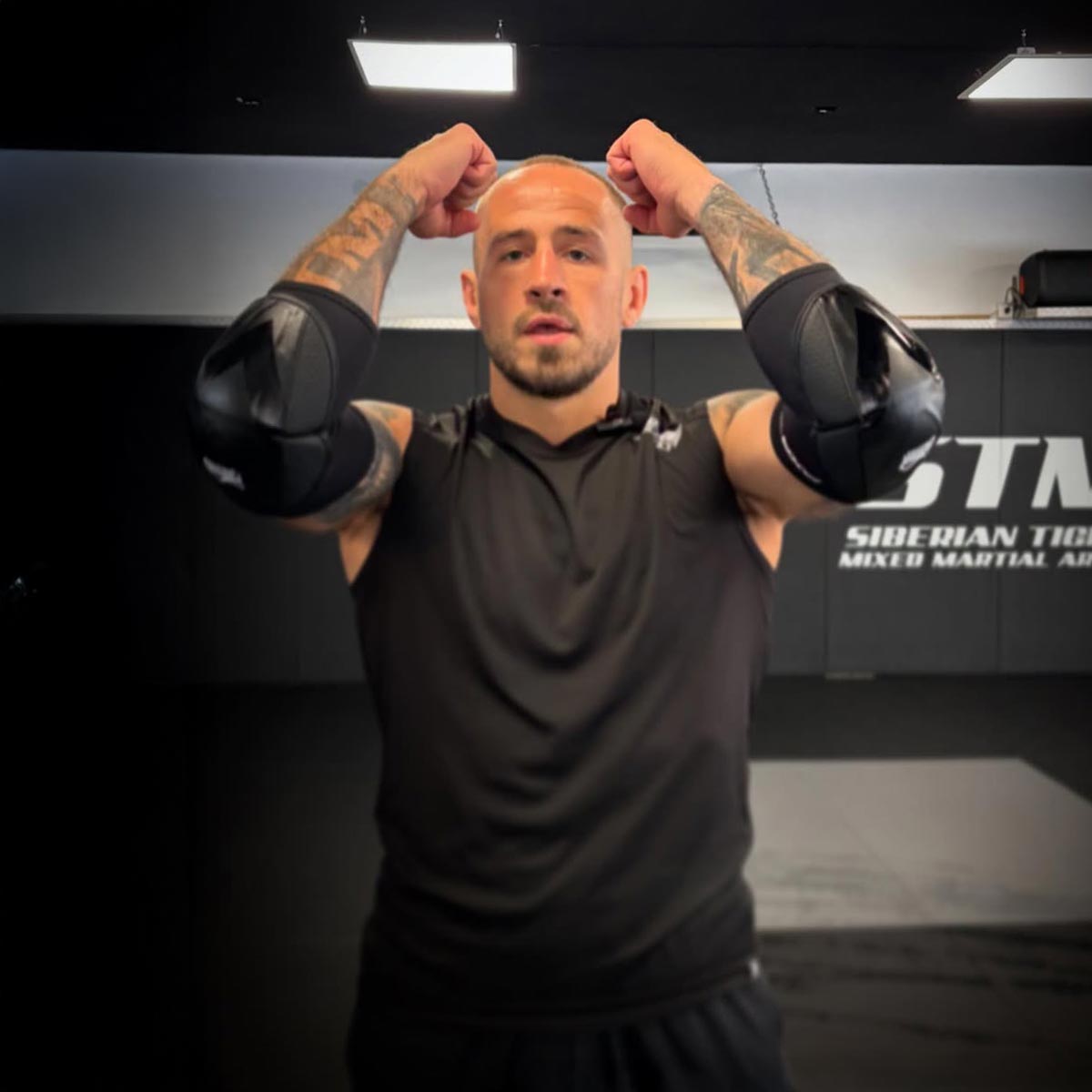 Phantom Athletics Elbowpads Riot Pro bieten optimalen Schutz für Ellenbogen beim MMA, Grappling und intensiven Kampfsport-Training.