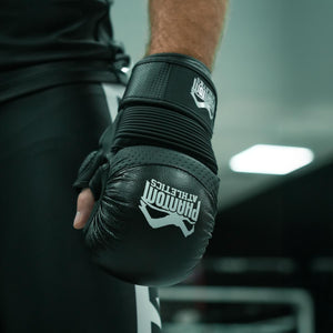 Hochwertige Riot Pro MMA-Handschuhe von Phantom Athletics, perfekt für Mixed Martial Arts und Grappling. Bieten optimalen Schutz und Bewegungsfreiheit bei jedem Training.
