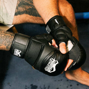 Mit ihrem robusten Design und der hochwertigen Verarbeitung eignen sich diese Handschuhe ideal für MMA, Grappling und Ground-and-Pound. Der sichere Klettverschluss sorgt für festen Sitz und Stabilität bei jedem Schlag.