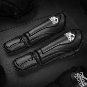 Die Schienbeinschützer von Phantom Athletics verfügen über extra dicke Polsterung im Kick-Bereich und zusätzlichen Schutz für den Vorderfuß. Dank Klettverschlüssen bleiben sie auch in intensiven Trainingseinheiten an Ort und Stelle – ideal für MMA und Muay Thai.