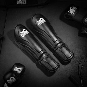 Die Schienbeinschützer des RIOT Pro Set verfügen über eine extra Polsterung für den Vorderfuß und bieten umfassenden Schutz für Muay Thai, Kickboxen und andere Kampfsportarten.