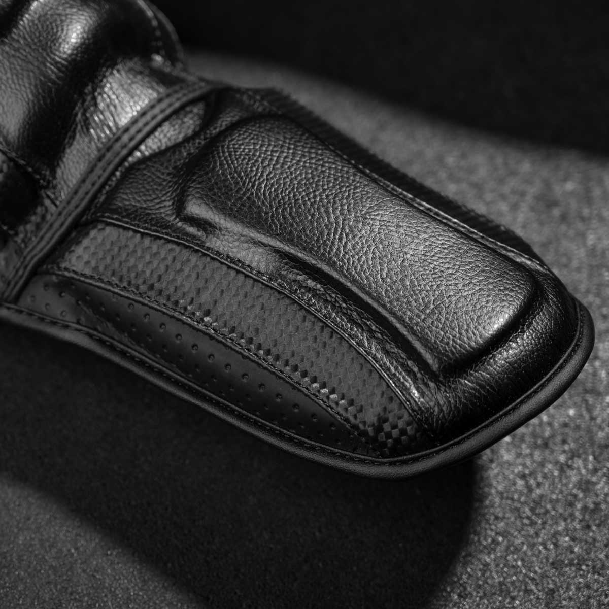 Die RIOT Pro Schienbeinschützer überzeugen durch ihr robustes Material und ergonomisches Design. Diese Schienbeinschoner bieten eine exzellente Dämpfung und eignen sich für verschiedene Kampfsportarten, in denen Schutz und Flexibilität wichtig sind.