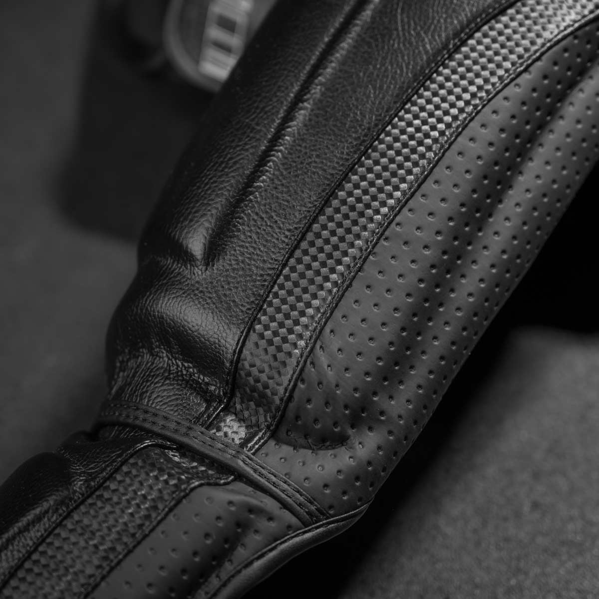 Der RIOT Pro Schienbeinschutz von Phantom Athletics bietet eine perfekte Kombination aus Schutz und Flexibilität. Mit extra Dämpfung und anatomischer Passform bleiben die Schienbeinschoner auch bei intensiven Bewegungen sicher an ihrem Platz.