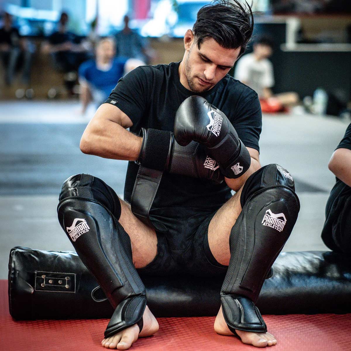 Diese RIOT Pro Schienbeinschützer bieten optimalen Schienbeinschutz und Stabilität, wodurch sie sich perfekt für das tägliche MMA-Training und Wettkampf-Vorbereitung eignen. Das Design gewährleistet festen Halt und Komfort. MMA Profi Niko Serbezis beim Training.