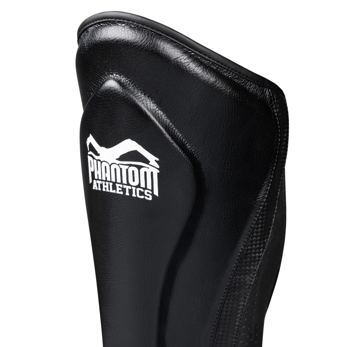 Diese RIOT Pro Schienbeinschoner bestehen aus hochwertigem, veganem PU-Material und bieten eine langlebige Lösung für anspruchsvolles Sparring und intensives Kampfsport-Training. Der starke Schienbeinschutz bietet maximale Stabilität und Schutz.