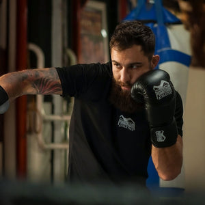 Mit den Riot Pro Boxhandschuhen von Phantom Athletics trainierst du auf Wettkampfniveau – egal ob beim Sparring oder am Sandsack. Sie bieten dir maximale Stabilität, Dämpfung und Komfort für anspruchsvolle Kampfsporteinheiten.