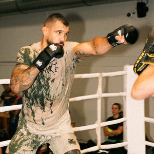 Die MMA Sparring Gloves Riot Pro von Phantom Athletics wurden speziell für intensives Sparring und Techniktraining entwickelt. Sie bieten eine ausgewogene Polsterung für maximalen Schutz, ohne dabei die Beweglichkeit deiner Finger und Griffe einzuschränken.