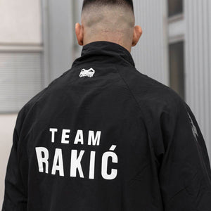 Diese Trainingsjacke unterstützt dich wie ein echter Fighter – genau wie UFC-Kämpfer Aleks Rakic. Leicht, flexibel und ideal geeignet für Aufwärmen, Training oder den Weg zum Gym.