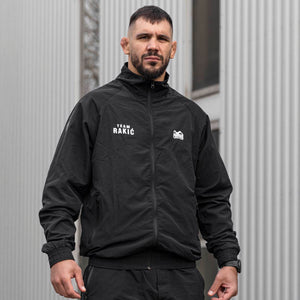 Die Track Jacket DMC Team Rakic von Phantom Athletics ist inspiriert vom UFC-Fighter Aleks Rakic. Perfekt für Kampfsportler, die den professionellen Spirit eines Top-Athleten im Training und Alltag tragen wollen.