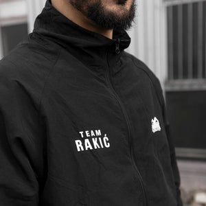 Mit der DMC Team Rakic Jacke von Phantom Athletics zeigst du deine Unterstützung für den UFC-Star Aleks Rakic. Funktionalität und sportlicher Stil vereinen sich in diesem hochwertigen Kampfsport-Accessoire.