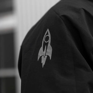 Phantom Athletics hat diese Track Jacket gemeinsam mit UFC-Fighter Aleks Rakic entwickelt. Ideal für Kämpfer und Fans, die sowohl Leistung als auch den unerschütterlichen Kampfgeist repräsentieren wollen.