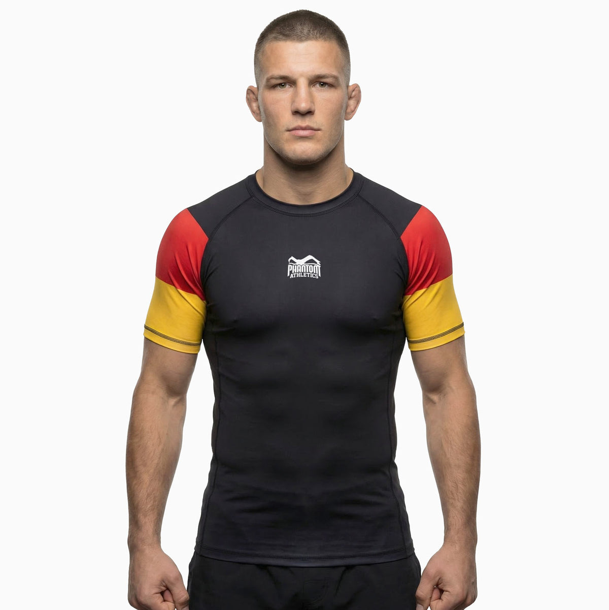 Der Phantom Athletics Rashguard Germany Shortsleeve Black Red Gold bietet eine enganliegende Passform und maximale Bewegungsfreiheit für anspruchsvolles Kampfsport-Training. Das atmungsaktive Performance-Material eignet sich ideal für MMA, Grappling, Jiu-Jitsu, Boxen und intensive Sparring-Einheiten.