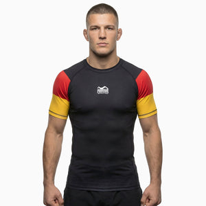 Der Phantom Athletics Rashguard Germany Shortsleeve Black Red Gold bietet eine enganliegende Passform und maximale Bewegungsfreiheit für anspruchsvolles Kampfsport-Training. Das atmungsaktive Performance-Material eignet sich ideal für MMA, Grappling, Jiu-Jitsu, Boxen und intensive Sparring-Einheiten.