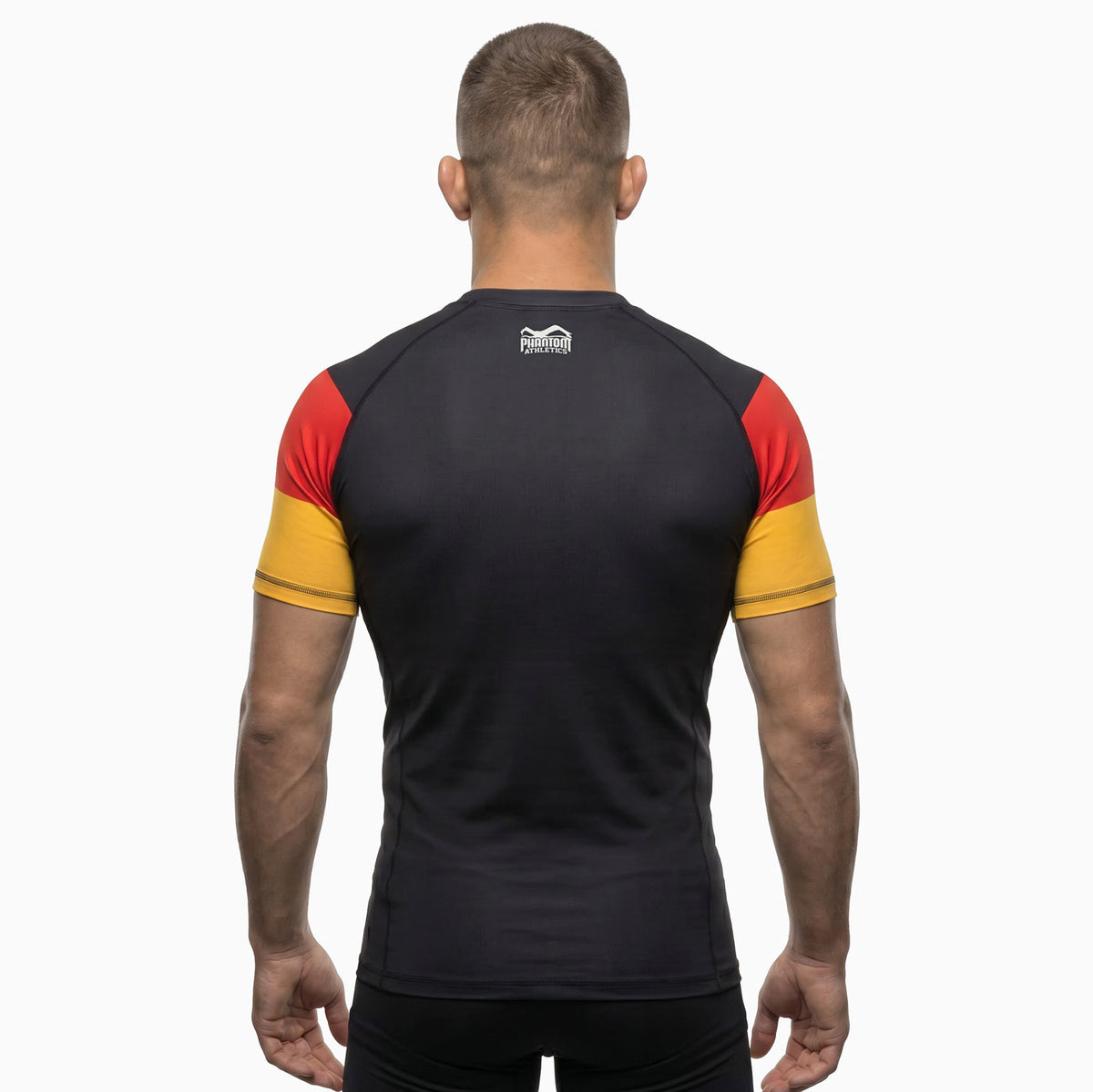 Mit dem Phantom Athletics Rashguard Germany Shortsleeve Black Red Gold setzt du auf hochwertige Fightwear für Training und Wettkampf. Das strapazierfähige Material unterstützt dich bei No-Gi Grappling, MMA, Kickboxen und funktionellen Workouts mit optimalem Tragekomfort.