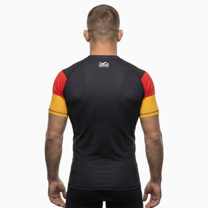 Mit dem Phantom Athletics Rashguard Germany Shortsleeve Black Red Gold setzt du auf hochwertige Fightwear für Training und Wettkampf. Das strapazierfähige Material unterstützt dich bei No-Gi Grappling, MMA, Kickboxen und funktionellen Workouts mit optimalem Tragekomfort.