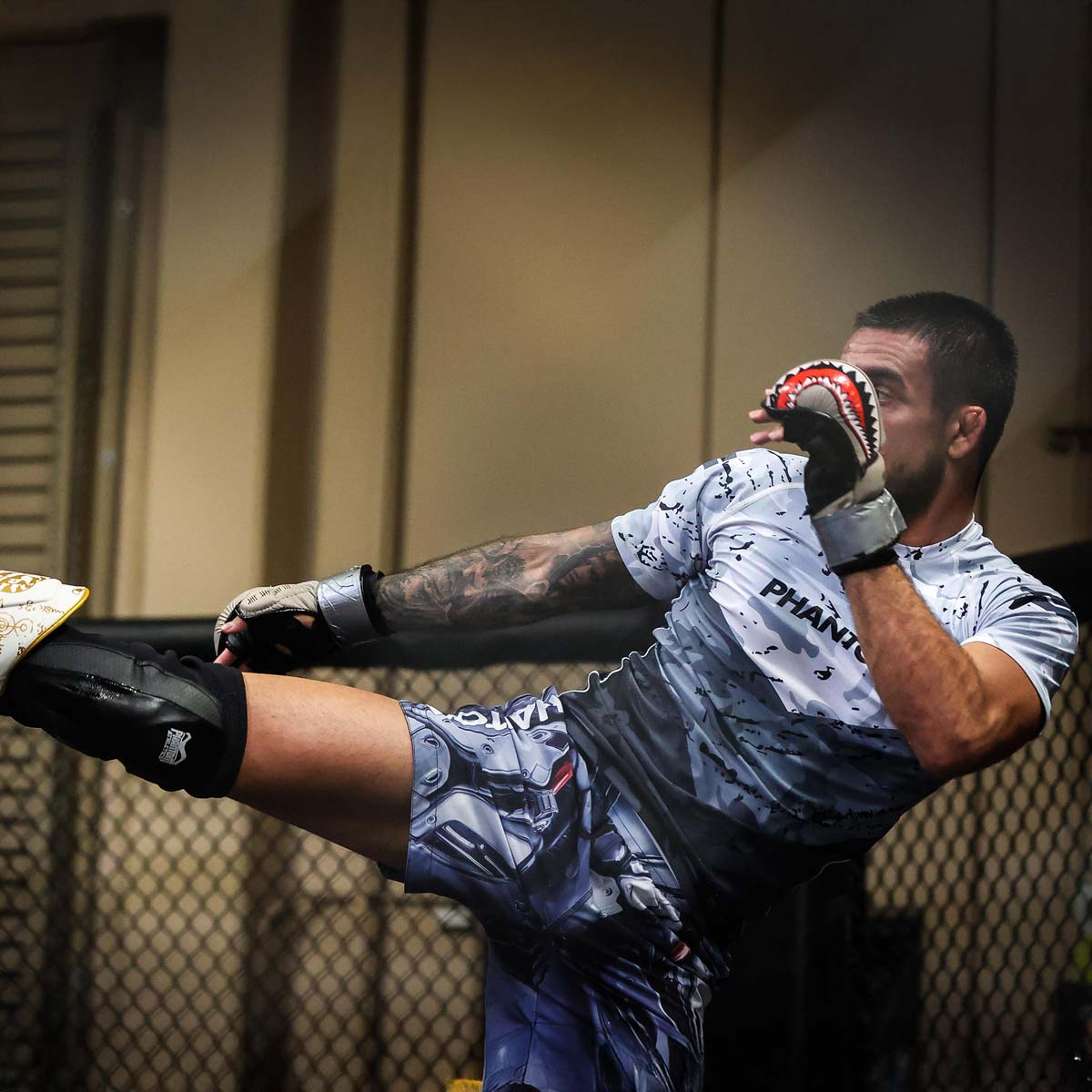 Der Phantom Athletics Rashguard „Delta Grau“ bietet dir leistungsstarke Kompression und modernes Design – perfekt für BJJ, MMA und intensives Grappling. Entwickelt für maximale Bewegungsfreiheit und Schutz im Kampfsport.