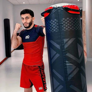 Der Rashguard Evo Apex Red von Phantom Athletics überzeugt mit kraftvollem Design und technischer Performance – ideal für MMA, BJJ und Grappling. Das enganliegende Funktionsmaterial schützt deine Haut, unterstützt die Muskulatur und sorgt für maximalen Komfort bei intensiven Trainingseinheiten.