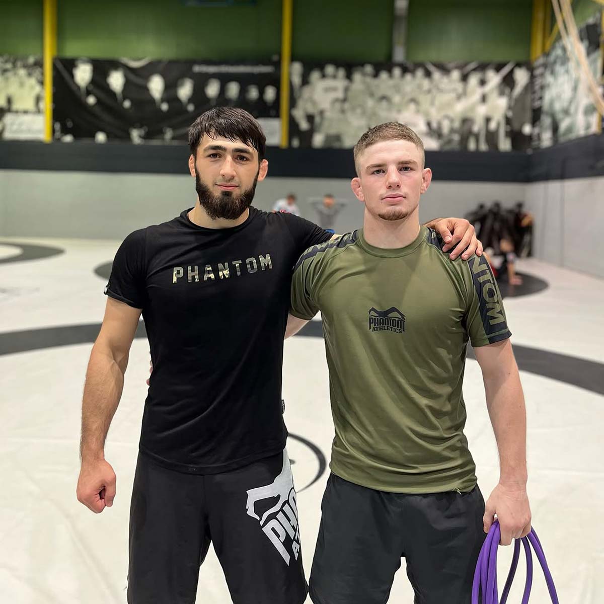 Der Rashguard Evo Apex Army von Phantom Athletics kombiniert militärisch inspiriertes Design mit funktionellem Kompressionsmaterial – ideal für MMA, Grappling und intensives Techniktraining. Er schützt deine Haut, unterstützt die Muskulatur und sitzt perfekt bei jeder Bewegung.