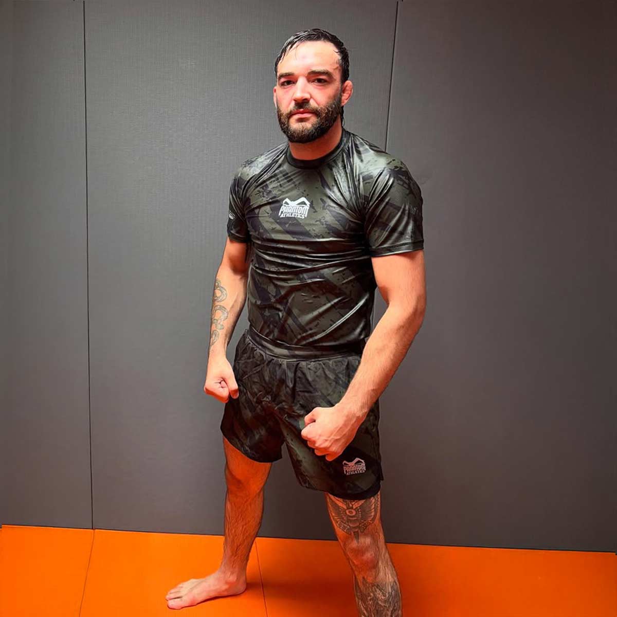 Das Rashguard EVO Camo Tiger von Phantom Athletics kombiniert funktionales Design mit hochwertiger Verarbeitung für intensives MMA-, BJJ- und Muay Thai-Training. Der enge Schnitt und das atmungsaktive Material bieten optimale Bewegungsfreiheit und Feuchtigkeitsregulierung. Das auffällige Camouflage-Tiger-Design macht dich zum Hingucker im Dojo oder Fitnessstudio.