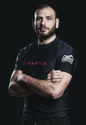 Phantom Fighter Antonio Stanic mit dem Phantom Tiger Unit Rashguard in Schwarz. Ideal für deinen Kampfsport. 