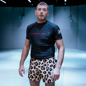 Der Rashguard Evo Tiger Unit von Phantom Athletics vereint kraftvolles Tiger-Design mit hoher Funktionalität für MMA, BJJ und intensives Kampfsporttraining. Das enganliegende, atmungsaktive Material schützt die Haut und unterstützt die Muskulatur bei maximaler Belastung.