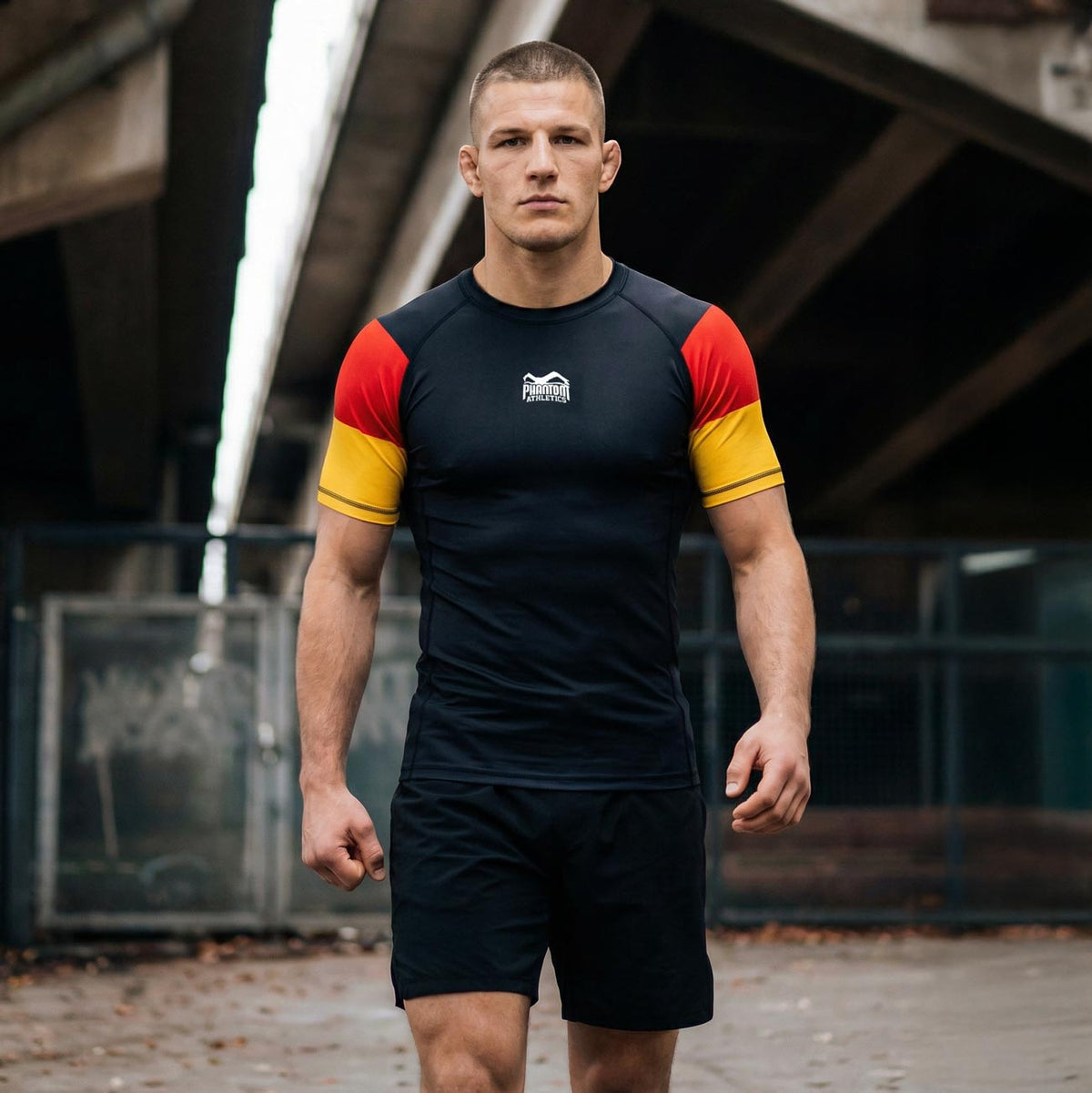 Dieser Premium Rashguard von Phantom Athletics kombiniert funktionales Performance-Material mit einem markanten Deutschland-Design. Ideal für intensives Training im Boxen, Kickboxen und Mixed Martial Arts sowie für lange Sparring-Sessions im Gym.