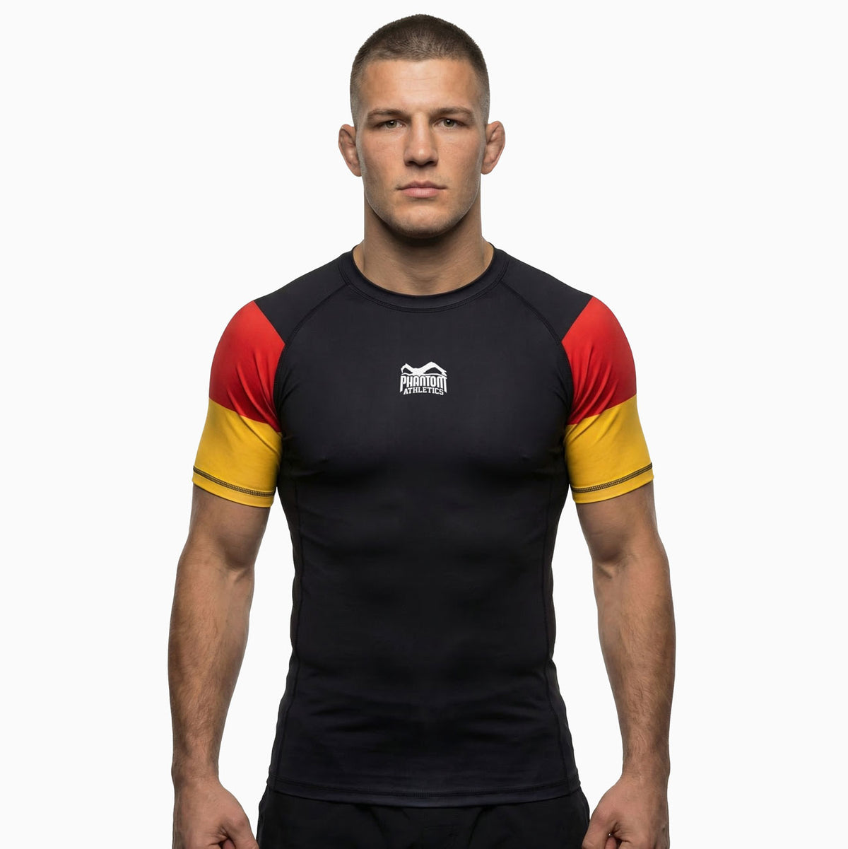 Der Phantom Athletics Rashguard Germany in Black/Red/Gold ist ein hochwertiger Kurzarm Rashguard für MMA, Grappling und BJJ Training. Das Kompressionsmaterial sorgt für optimalen Halt, Schutz vor Reibung und maximale Bewegungsfreiheit im Kampfsport.