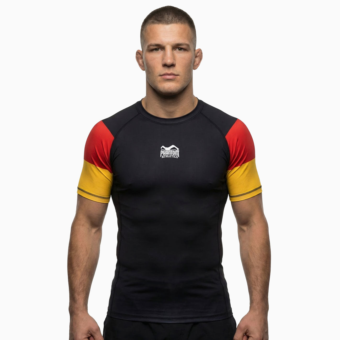 Der Phantom Athletics Rashguard Germany in Black/Red/Gold ist ein hochwertiger Kurzarm Rashguard für MMA, Grappling und BJJ Training. Das Kompressionsmaterial sorgt für optimalen Halt, Schutz vor Reibung und maximale Bewegungsfreiheit im Kampfsport.