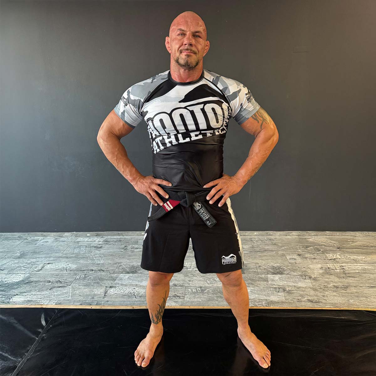 Phantom Athletics Rashguard Warfare Urban Camo – Kompressions-Rashguard mit Urban-Camo Muster, ideal für intensives MMA-, BJJ- und Grappling-Training.