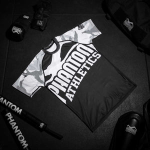 Das Rashguard Warfare Urban Camo von Phantom Athletics ist ideal für intensives Training in MMA, BJJ und Grappling. Das strapazierfähige Material schützt die Haut vor Reibung und die enge Passform unterstützt die Muskulatur optimal. Das moderne Urban-Camo-Design verleiht dem Rashguard einen kraftvollen Look.