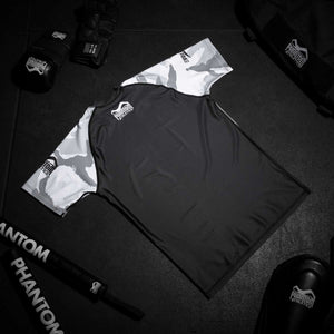 Entwickelt für MMA, Nogi und BJJ, bietet das Rashguard Warfare Urban Camo zuverlässigen Schutz und Komfort für harte Trainingseinheiten. Das atmungsaktive Material hält den Körper angenehm trocken, während die Kompression die Muskeln stabilisiert. Das Urban-Camo-Muster ist ein stylischer Hingucker.