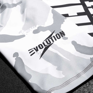 Die atmungsaktive und schnelltrocknende Struktur des Rashguard Warfare Urban Camo bietet hohen Komfort für MMA und BJJ. Die Kompression stabilisiert die Muskeln und hilft, Ermüdung zu reduzieren. Das Urban-Camo-Muster verleiht dem Rashguard einen modernen Look.