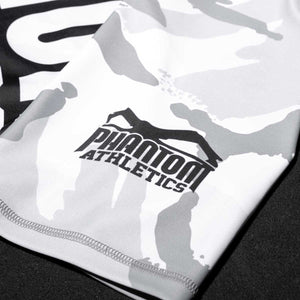 Mit einer strapazierfähigen Passform schützt das Rashguard Warfare Urban Camo vor Hautirritationen und bietet Halt für Training im BJJ und Grappling. Das eng anliegende Material passt sich optimal an und unterstützt die Regeneration der Muskeln. Das Urban-Camo-Design kombiniert Stil und Funktionalität.