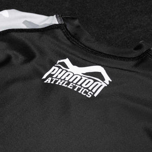 Das Rashguard Warfare Urban Camo von Phantom Athletics ist perfekt für Nogi und MMA, da es Hautschutz und Flexibilität vereint. Die Kompression stabilisiert die Muskulatur und fördert schnelle Erholung nach dem Training. Das moderne Urban-Camo-Design ist ein echter Blickfang.