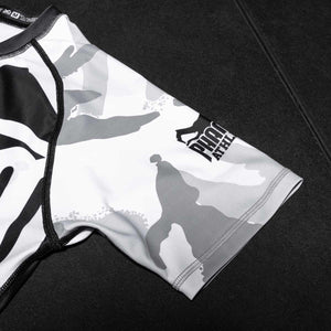 Das Rashguard Warfare Urban Camo bietet optimalen Schutz und Bewegungsfreiheit für Kampfsportarten wie MMA, Ringen und Grappling. Hergestellt aus schnelltrocknendem Material, sorgt es für ein angenehmes Hautgefühl und sieht dank des Urban-Camo-Designs sportlich aus.