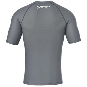 Der Phantom Athletics Rashguard Ruthless überzeugt durch seine feuchtigkeitsableitende Passform, die den Körper trocken hält und gleichzeitig durch gezielte Kompression Regeneration und Performance unterstützt.