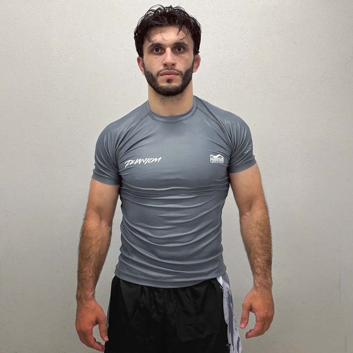 Der Phantom Athletics Rashguard Ruthless – Grau ist eine funktionale Kompressionstop für vielseitige Einsätze in Kampfsportarten: Seine robuste Materialzusammensetzung gewährleistet Haltbarkeit und Komfort bei jeder Trainingseinheit.
