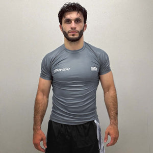 Der Phantom Athletics Rashguard Ruthless – Grau ist eine funktionale Kompressionstop für vielseitige Einsätze in Kampfsportarten: Seine robuste Materialzusammensetzung gewährleistet Haltbarkeit und Komfort bei jeder Trainingseinheit.