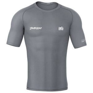Der Phantom Athletics Rashguard Ruthless in Grau verbindet enganliegende Kompression mit atmungsaktivem 4-Way-Stretch-Material, das maximale Bewegungsfreiheit bei MMA, BJJ oder Muay-Thai-Training liefert. Elastische Eigenschaften sorgen für optimalen Muskel-Support.