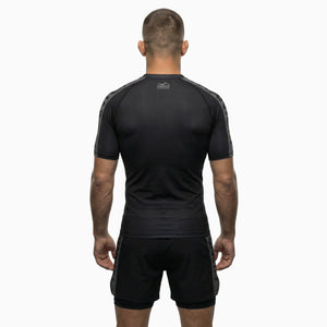 Funktionelle Kampfsport-Rashguard von Phantom Athletics für Boxen, Muay Thai und Mixed Martial Arts, die Bewegungsfreiheit und Komfort bei intensiven Trainingseinheiten bietet.