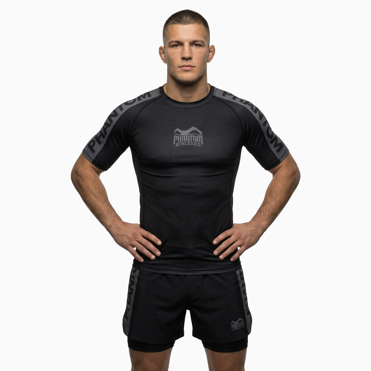 Hochwertige kurzärmelige Rashguard EVO Apex von Phantom Athletics in Schwarz/Grau für MMA-Training, Grappling und Jiu-Jitsu mit eng anliegender, flexibler Passform.