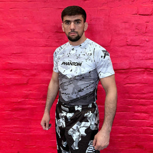 Dieses funktionelle Rashguard wurde speziell für Kampfsport entwickelt und sorgt durch sein elastisches Material für maximale Bewegungsfreiheit. Perfekt für Rollen, Sparring und Techniktraining im Bodenkampf.