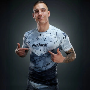 Phantom Athletics kombiniert beim Delta Rashguard sportliches Design mit leistungsstarker Funktion. Das schnell trocknende Gewebe sorgt für optimalen Tragekomfort auch bei schweißtreibenden Einheiten.