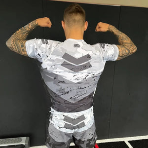 Ob im Brazilian Jiu-Jitsu, MMA oder Luta Livre – dieses Rashguard schützt dich zuverlässig und bleibt auch bei intensiver Belastung in Form. Ideal für tägliches Training und Wettkampfvorbereitung.