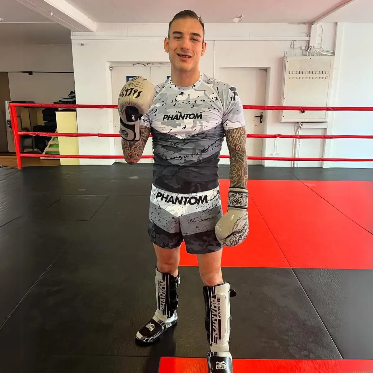 Die Muay Thai Boxhandschuhe in Sand von Phantom Athletics kombinieren stilvolles Design mit funktionaler Spitzenqualität. Sie bieten optimalen Schutz und Tragekomfort für intensives Sparring, Pratzentraining und Schlagtechniken im Muay Thai und Kickboxen.