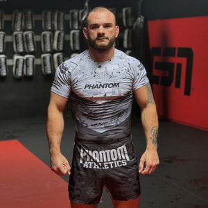 Rashguard Delta Grau von Phantom Athletics, ideal für MMA, Grappling und Kampfsport. Atmungsaktives, strapazierfähiges Material bietet Schutz, Bewegungsfreiheit und Komfort bei intensiven Workouts.