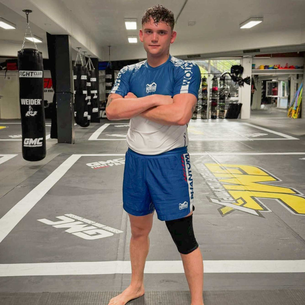 GMC und Oktagon Fighter Benny Bajrami mit der Phantom Fusion 2in1 Fightshorts in Blau beim Kampfsport Training. 