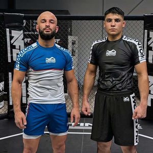 Die Fightshorts Fusion 2in1 Apex Blue von Phantom Athletics kombinieren Kompressions-Innenhose und flexible Außenshorts für maximalen Halt und Bewegungsfreiheit. Ideal für MMA, Grappling und intensives Training – funktional, stylisch und leistungsstark.
