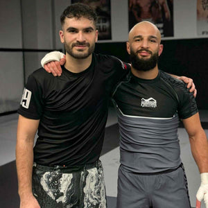 Phantom Athletics Rashguard EVO Apex Grau – funktionelles, eng anliegendes Oberteil für MMA, Grappling und BJJ. Bietet optimalen Schutz, Bewegungsfreiheit und Feuchtigkeitsregulierung bei intensiven Kampfsport-Trainingseinheiten.